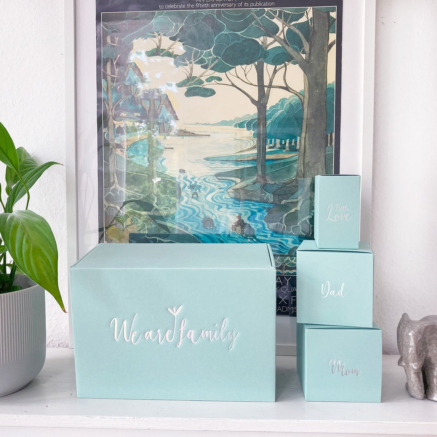 Geschenk zur Geburt – We Are Family Box - Geschenkidee für Mama, Papa & Baby mit Bambussocken, 7 teilig