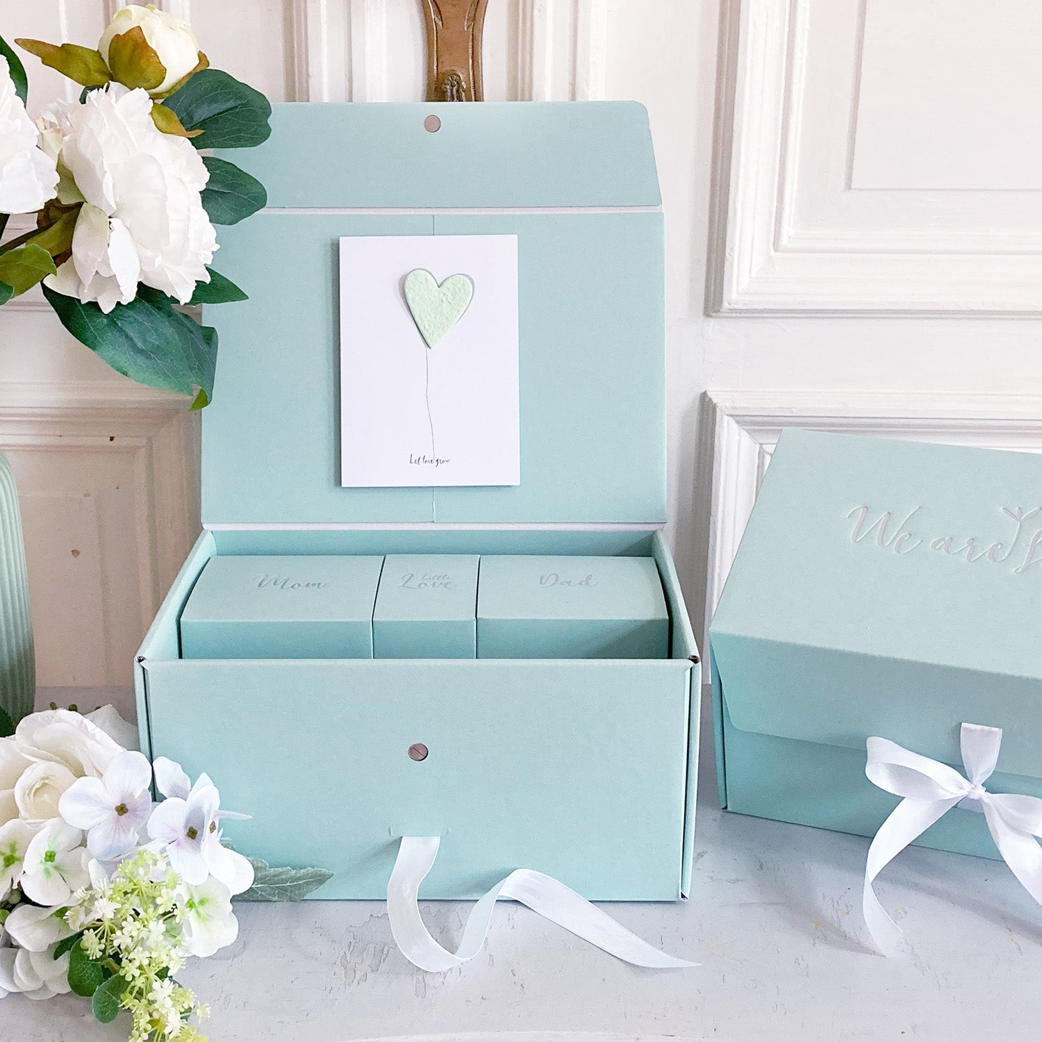 We Are Family Box in Salbeigrün – Unisex Geschenkidee für Mama, Papa & Baby