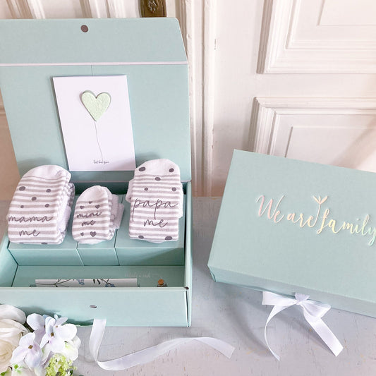 Geschenk zur Geburt – We Are Family Box - Geschenkidee für Mama, Papa & Baby mit Bambussocken, 7 teilig