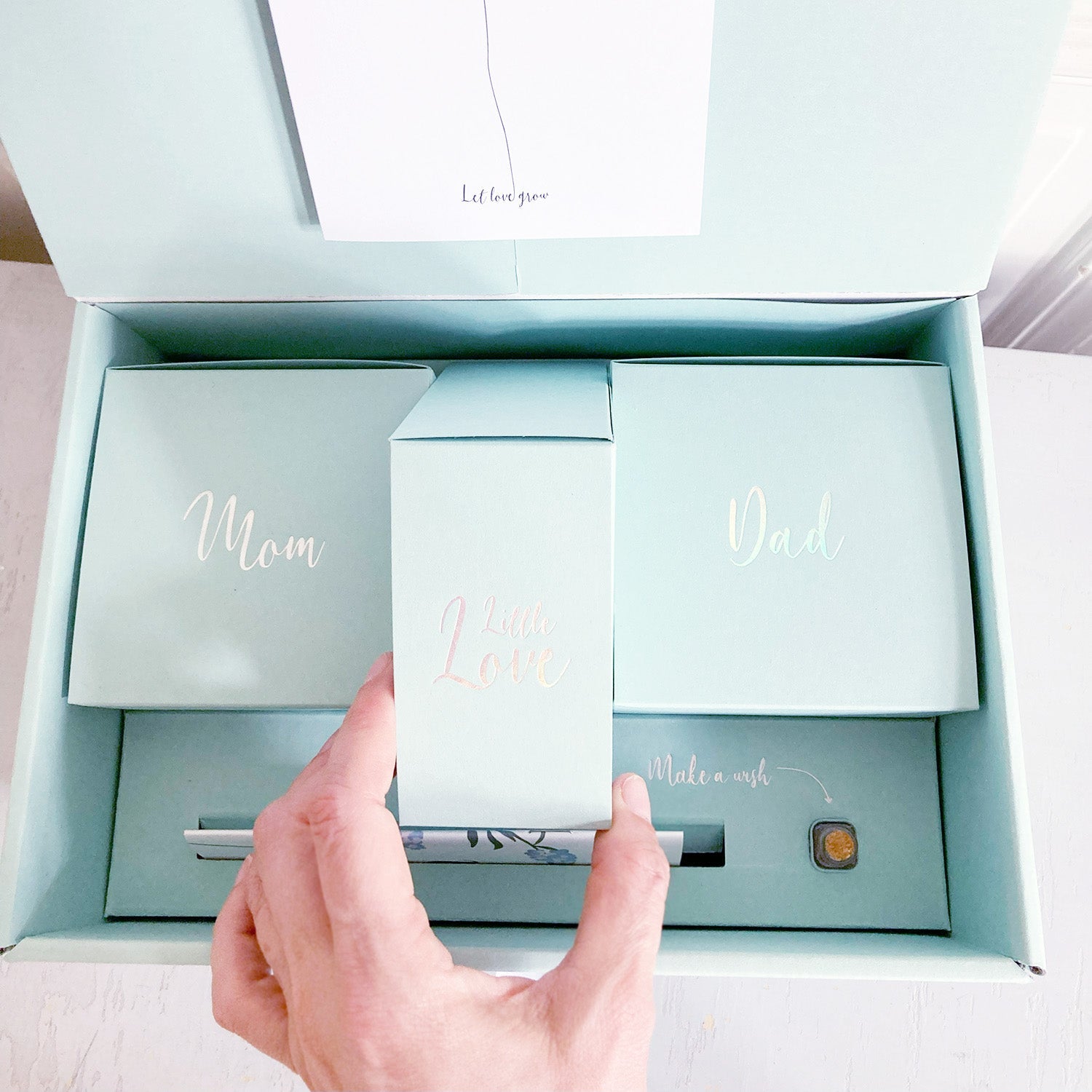 We Are Family Box in Salbeigrün – Unisex Geschenkidee für Mama, Papa & Baby