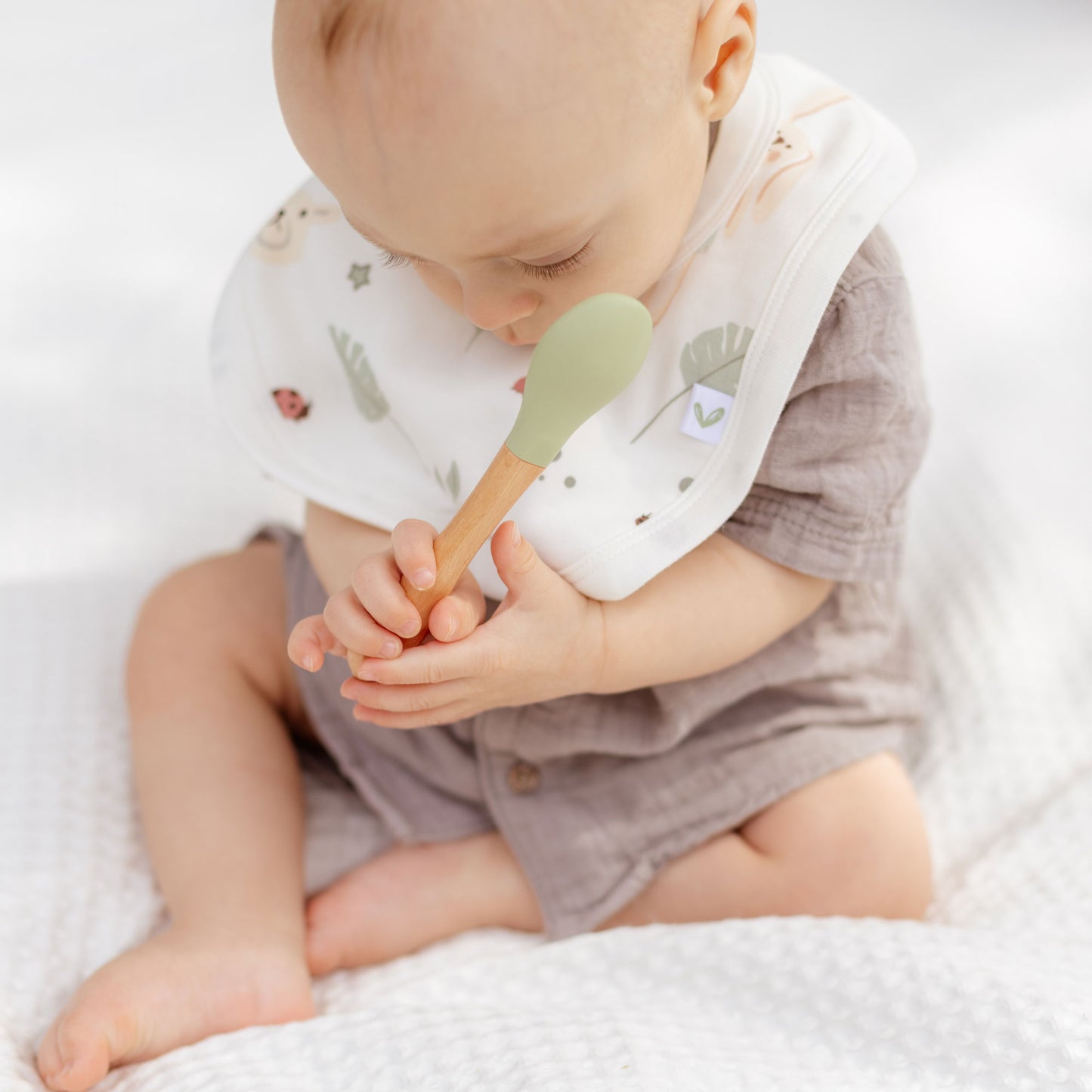 Set Löffelchen und Lätzchen aus Bio-Baumwolle für kleine Entdecker