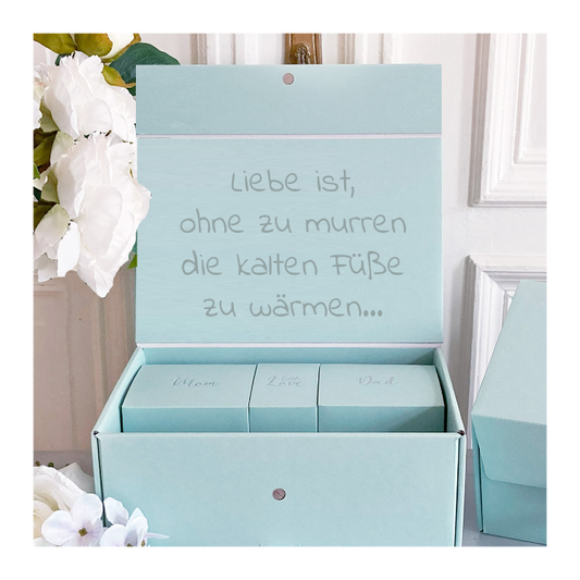 We Are Family Geschenkbox zur Geburt – Geschenkidee für Mama, Papa & Baby mit Bambussocken, 7 teilig