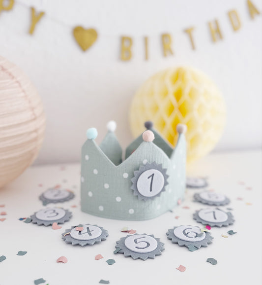 Verstellbare Geburtstags-Krone mit austauschbaren Jahreszahlen – ein Ritual, das mitwächst