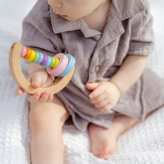 Farbenfroher Holzgreifling – Baby-Essential