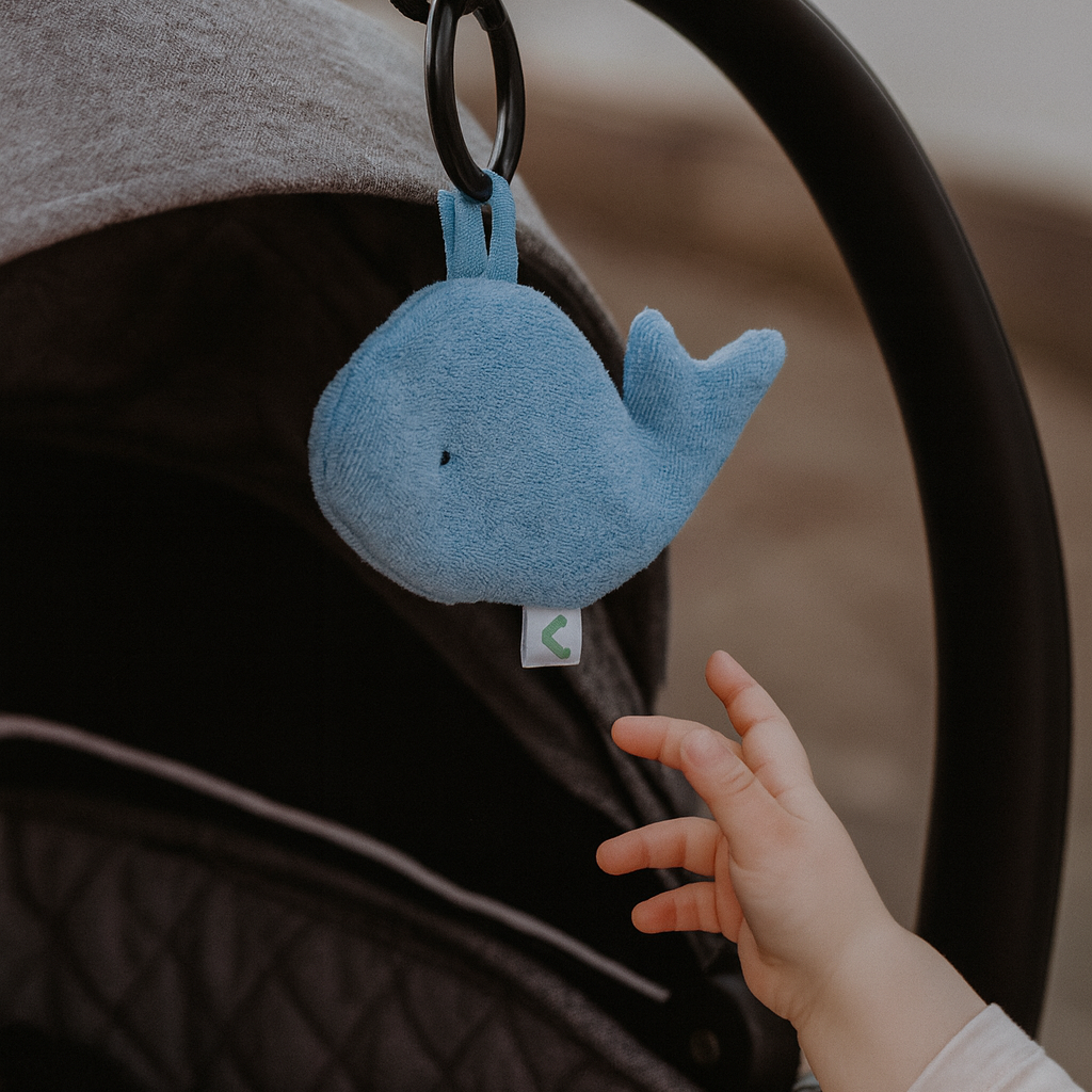 Kuscheliger Knisterwal – Greifspielzeug zum Fühlen, Kuscheln & Trösten – mit Raschelpapier & Laschen für Kinderwagen