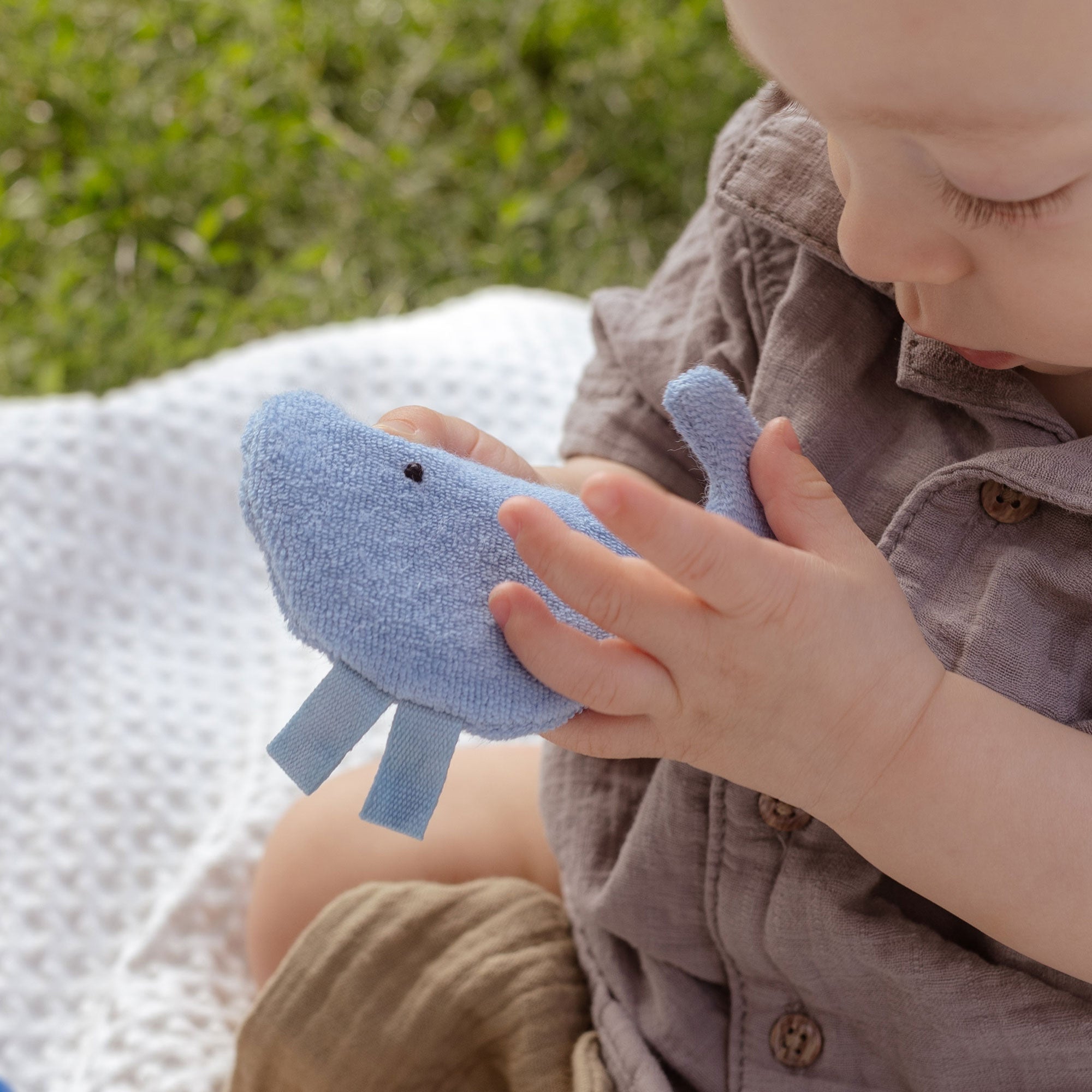 Kuscheliger Knisterwal – Greifspielzeug zum Fühlen, Kuscheln & Trösten – mit Raschelpapier & Laschen für Kinderwagen