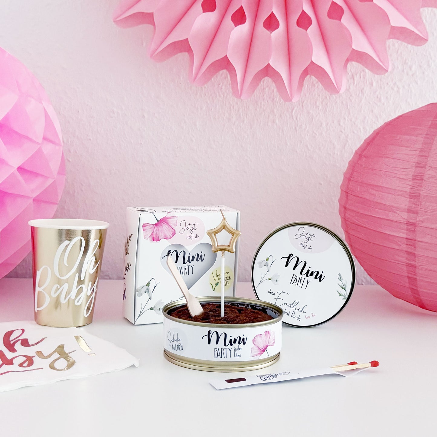 Mini-Party-To-Go – Süßer Kuchen zur Geburt in der Dose mit Kerze, Löffel & Streichholz (100g)