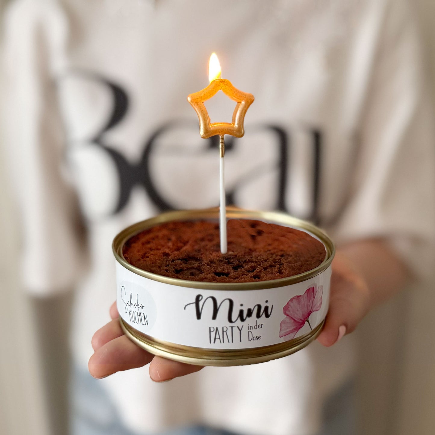 Mini-Party-To-Go – Süßer Kuchen zur Geburt in der Dose mit Kerze, Löffel & Streichholz (100g)