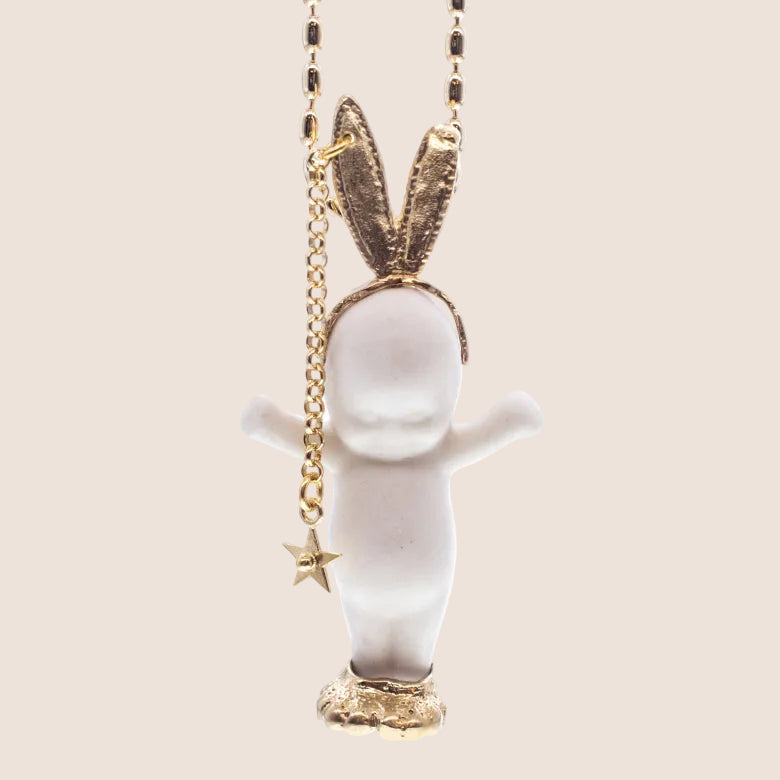 Kette Happy Baby "Rebel Rabbit" aus 925er Sterlingsilber von Gem Kingdom - Talisman zur Geburt - mit Initialenbox