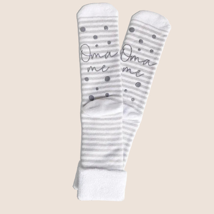 Kuschel-Socken „Oma me“ aus Bambus – Geschenk für die (werdende) Oma