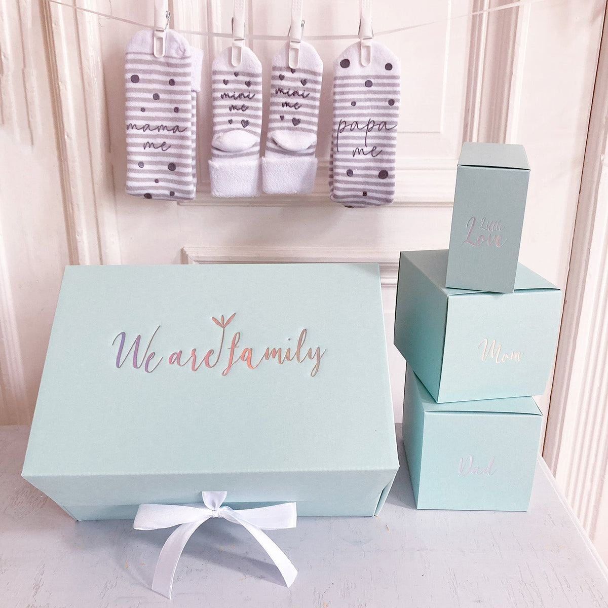 We Are Family Box in Salbeigrün – Unisex Geschenkidee für Mama, Papa & Baby
