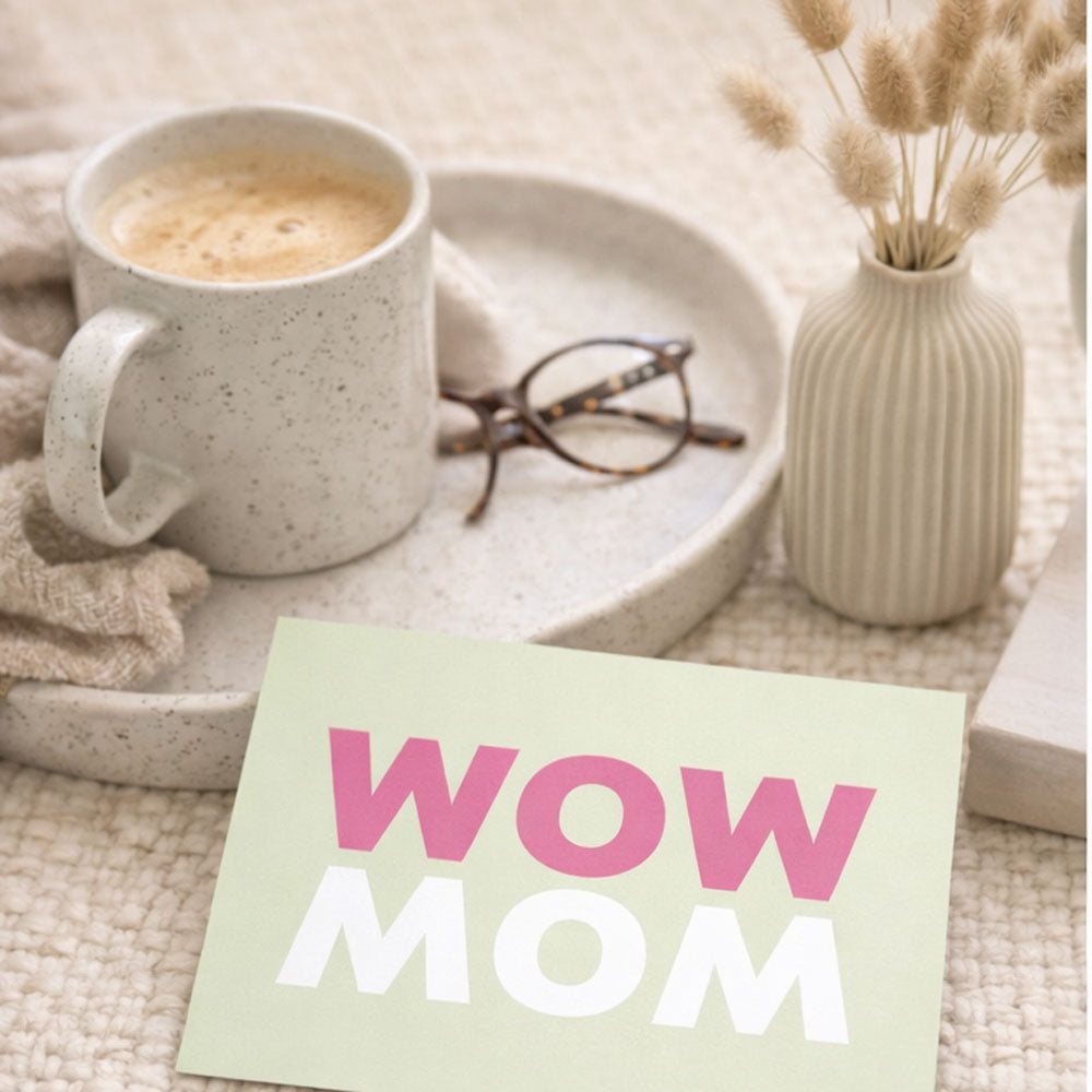 Postkarte „WOWMOM“ – weil Mütter jeden Tag Großes leisten