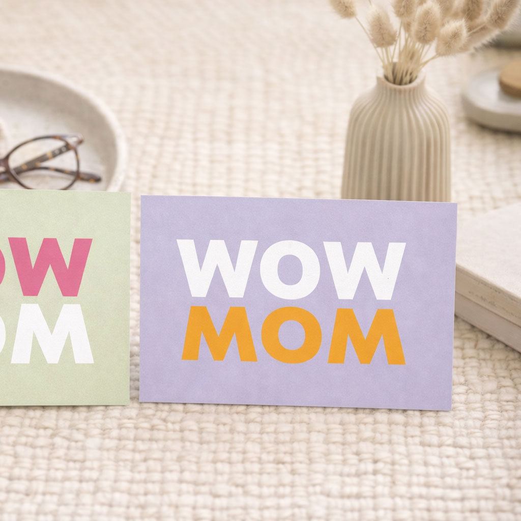 Postkarte „WOWMOM“ – weil Mütter jeden Tag Großes leisten