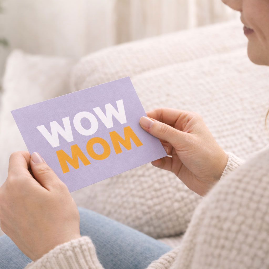 Postkarte „WOWMOM“ – weil Mütter jeden Tag Großes leisten